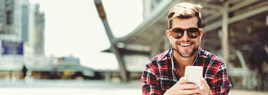 hombre feliz consulta su smartphone