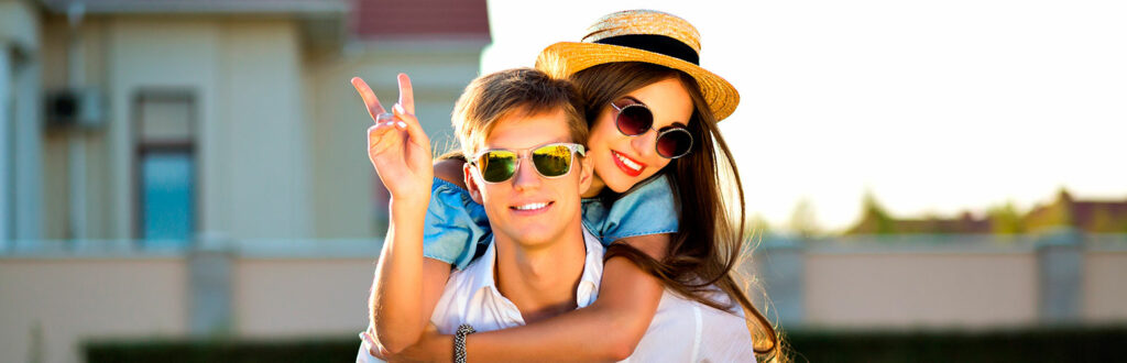 pareja feliz con gafas