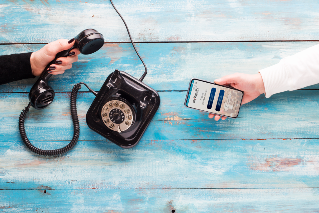 smartphone y teléfono antiguo