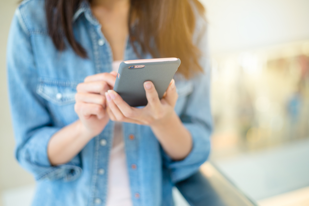 mujer consulta su smartphone