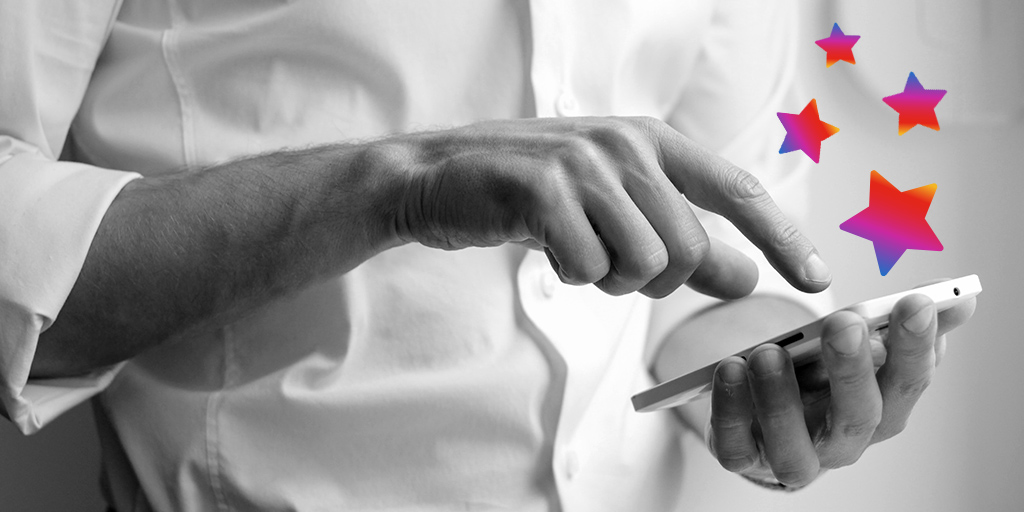 hombre consulta su smartphone blanco