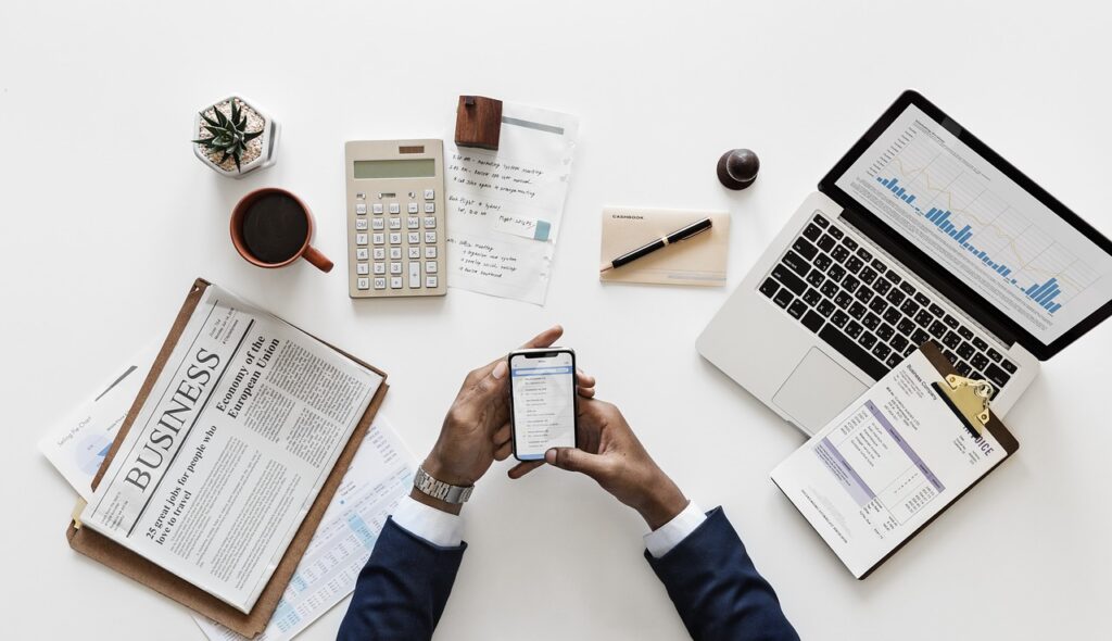 materiales de oficina en una mesa blanca