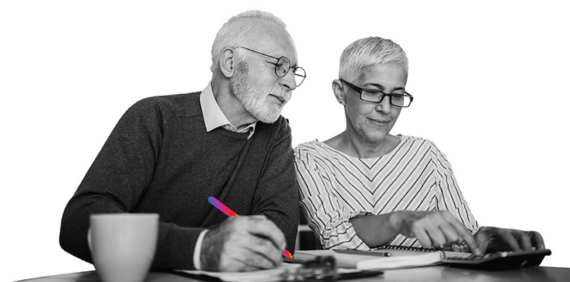 Pareja de la tercera edad revisando sus documentos.