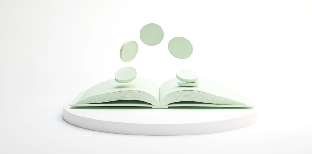 libro abierto y monedas