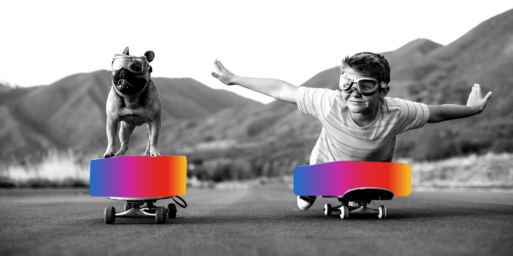 niño con gafas de aviador sobre un patinete junto a su perro en patinete también