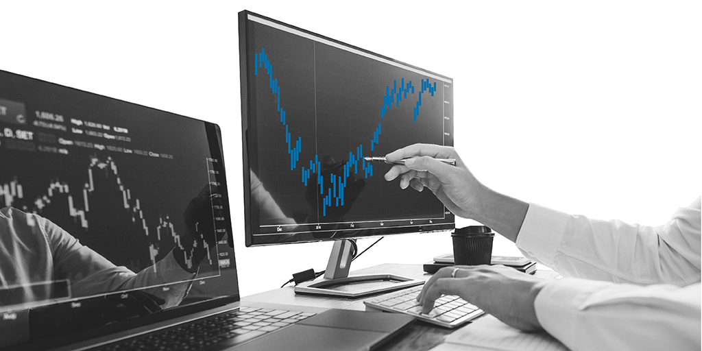 braxos señalan un monitor con un gráfico