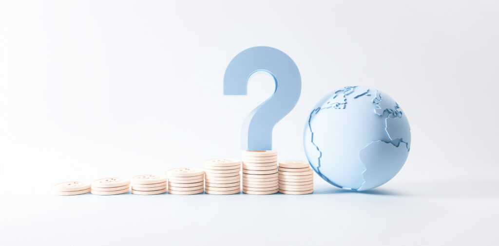 monedas, signo interrogación y el mundo